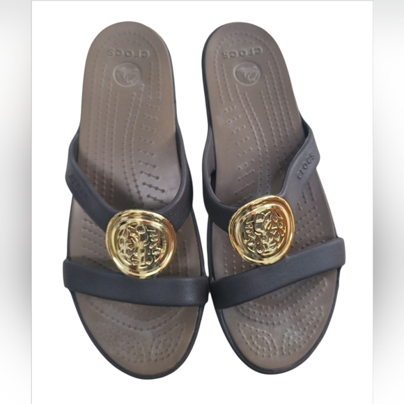Women's Crocs Dark Brown Sanrah Gold Medallion Ring Sandals Size 10 - Picture 1 of 7